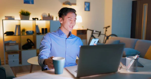 Asiatisk Forretningsmann Som Drikker Vann Eller Kaffe Bruker Datamaskin Smarttelefon – stockfoto