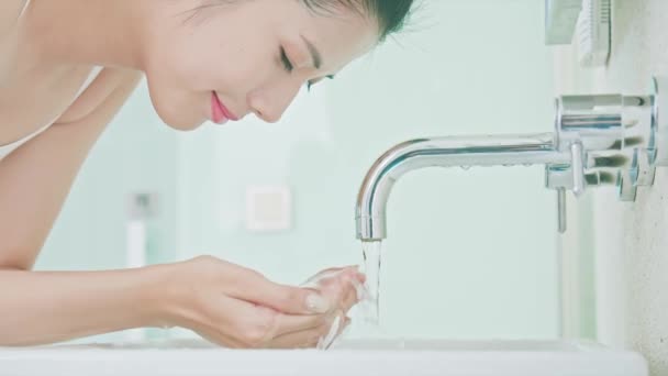 Schoonheid vrouw wassen haar gezicht — Stockvideo