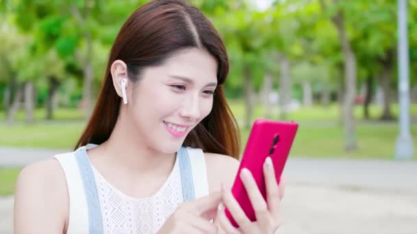 Азиатская женщина использовать смартфон — стоковое видео