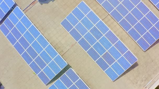Paneles solares en el techo — Vídeos de Stock