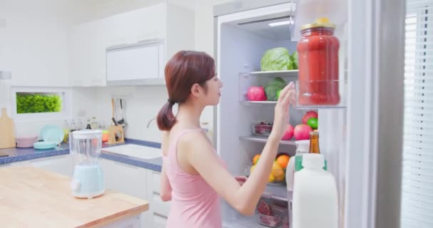 Tira frutos do refrigerador — Vídeo de Stock