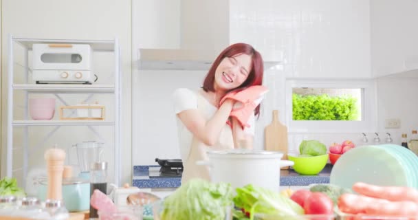 Mujer disfrutar de cocinar proceso de alimentos — Vídeo de stock