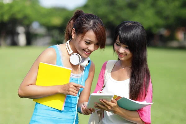 Girl students using tablet pc — Stock Photo, Image