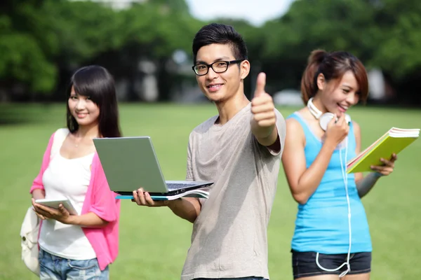 Estudiantes universitarios felices — Foto de Stock