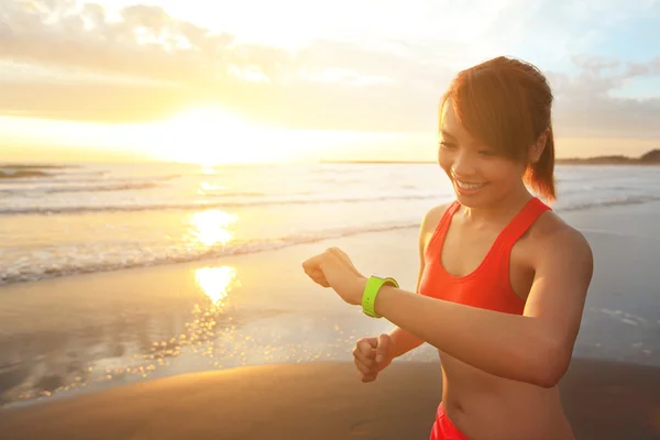 Hälsa idrott kvinna med smart Watch-klocka — Stockfoto