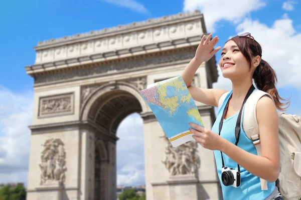 Mujer feliz viajar en París —  Fotos de Stock