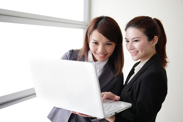 Obchodní ženy vypadají a úsměv konverzaci — Stock fotografie