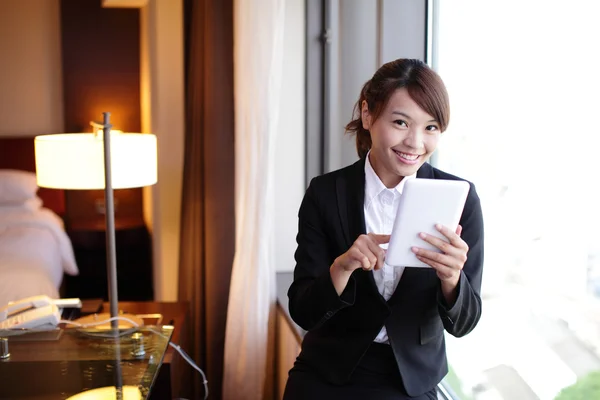 Young business woman using tablet pc — Stock Photo, Image