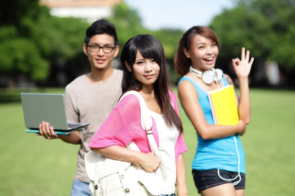 Glad tjej högskolestudent — Stockfoto