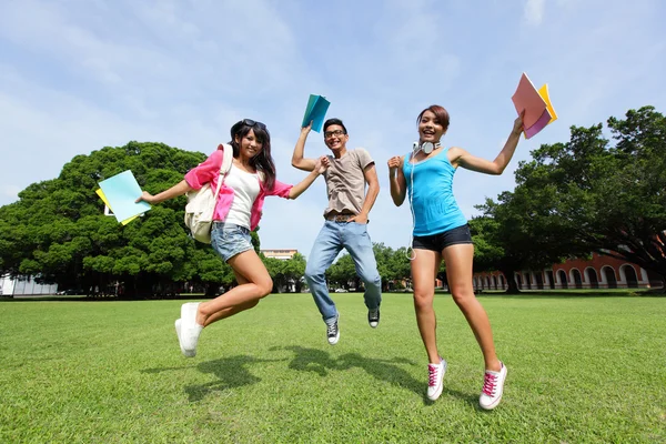 Estudiantes universitarios felices — Foto de Stock