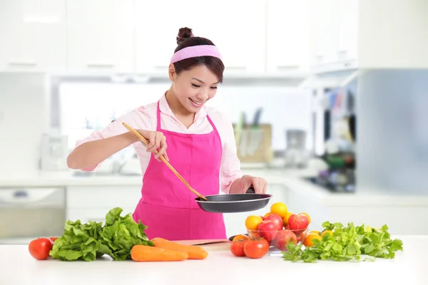 Happy smiling woman in kitchen — Stock Photo, Image
