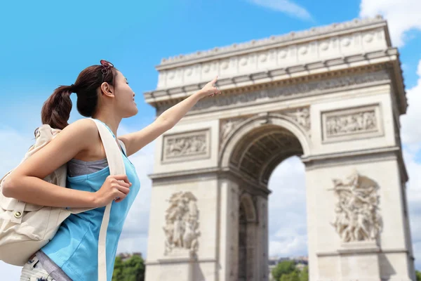 Mujer feliz viajar en París — Foto de Stock