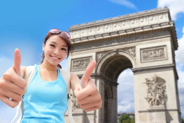 Donna felice viaggiare a Parigi — Foto Stock