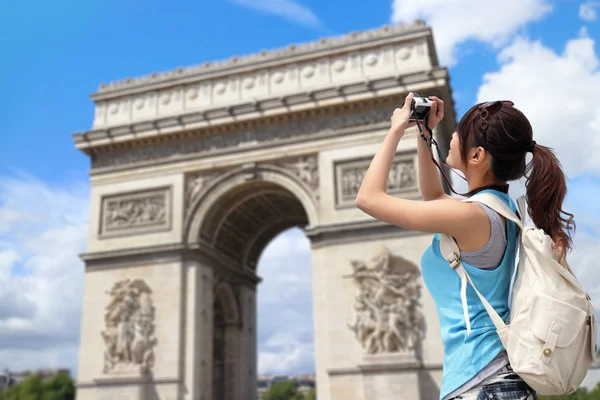 Ευτυχισμένη γυναίκα ταξίδια στο Παρίσι — Φωτογραφία Αρχείου