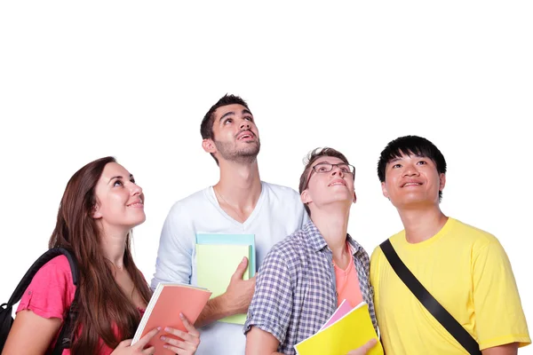 Gruppe glückliche Studenten schauen auf — Stockfoto