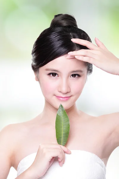 Hermoso retrato de cara de mujer con hoja verde —  Fotos de Stock