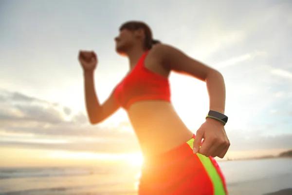 Salud deporte mujer con reloj inteligente — Foto de Stock