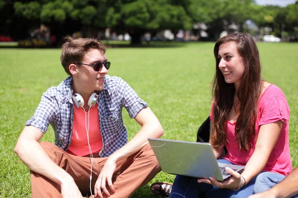 Estudiantes de Happy College usando computadora — Foto de Stock