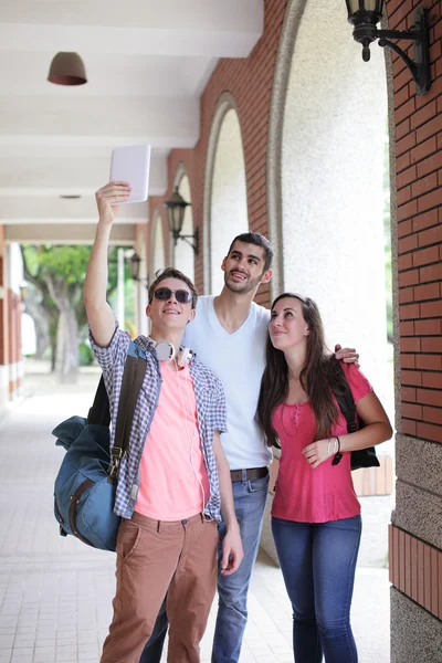 Skupina happy přátelé s selfie — Stock fotografie