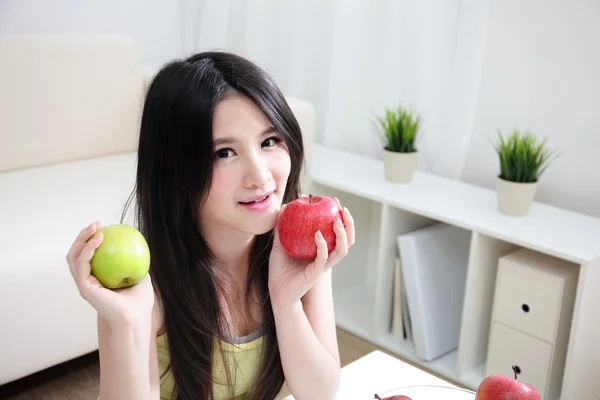 Mujer sentada disfrutando de frutas — Foto de Stock