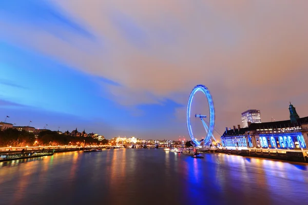 伦敦泰晤士河在晚上 — 图库照片