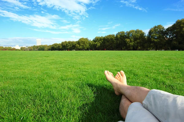 Homme pieds nus jouissant de la nature — Photo