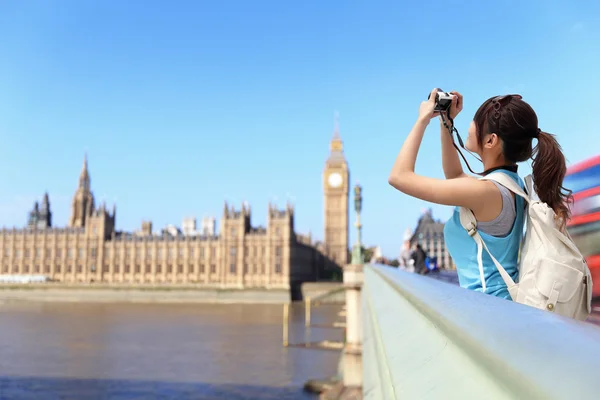 Mujer viajera tomar una foto en Londres — Foto de Stock