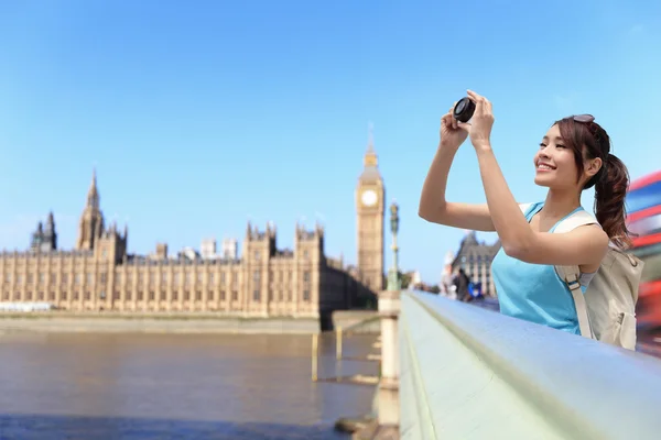 Mujer viajera tomar una foto en Londres —  Fotos de Stock