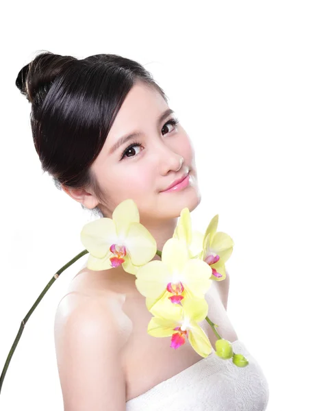 Красивая женщина с желтыми орхидеями — стоковое фото