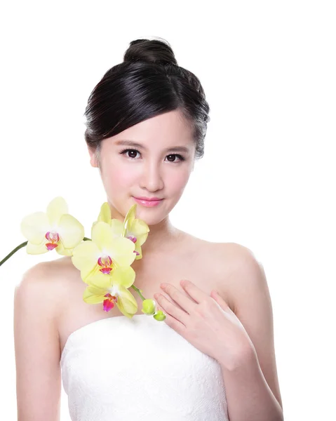 Hermosa mujer con orquídeas amarillas — Foto de Stock