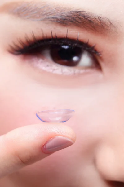 Lidské oko a kontaktní čočky — Stock fotografie