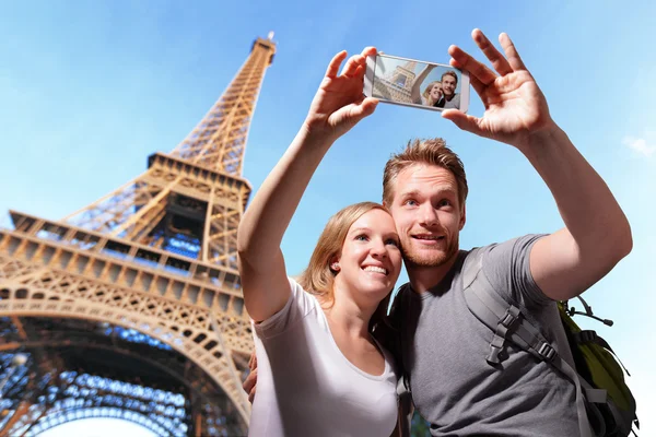 Gelukkige paar selfie in Parijs — Stockfoto