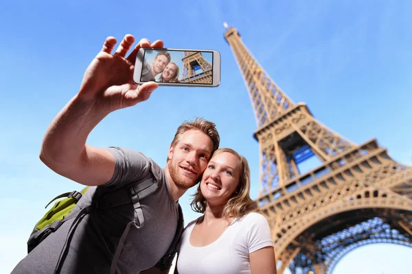 Šťastný pár selfie v Paříži — Stock fotografie