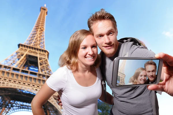 Happy couple selfie in Paris — Stock Photo, Image