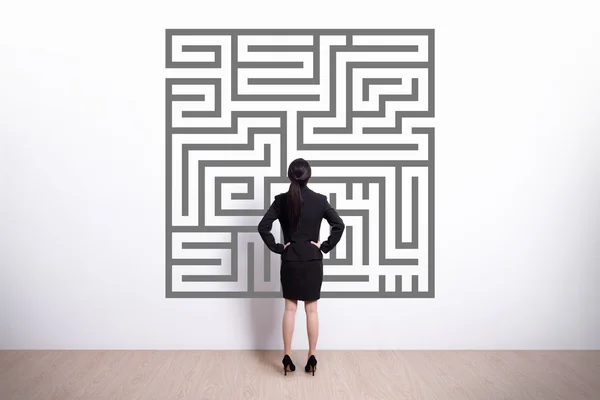 Business woman look maze — Stock Photo, Image
