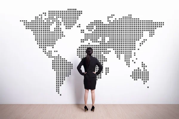 Mujer de negocios mirar mapa del mundo — Foto de Stock