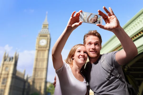 Lyckliga paret selfie i london Stockfoto