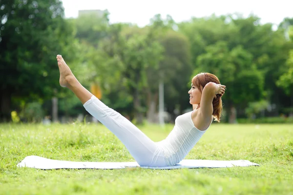 Gadis olahraga muda melakukan yoga — Stok Foto