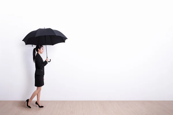 Femme d'affaires avec parapluie — Photo