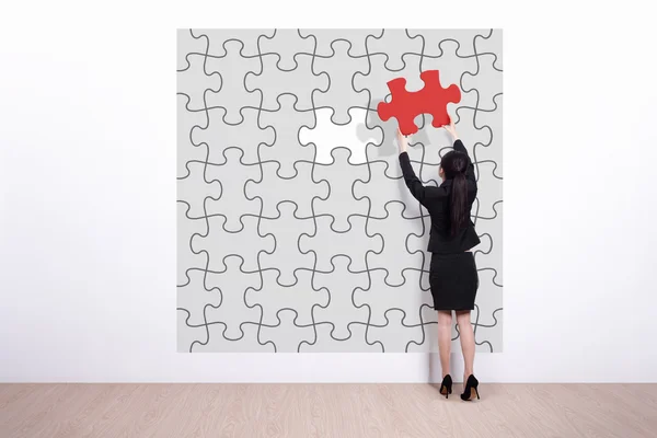 Zakenvrouw voeren puzzel — Stockfoto