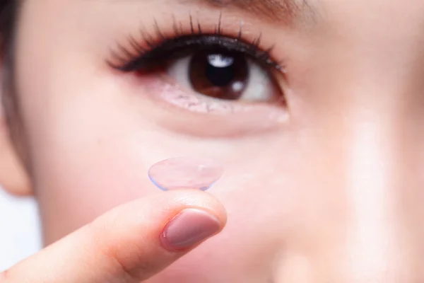 Человеческий глаз и контактная линза — стоковое фото