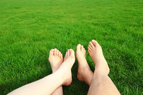 Paar ontspannende barefoot — Stockfoto