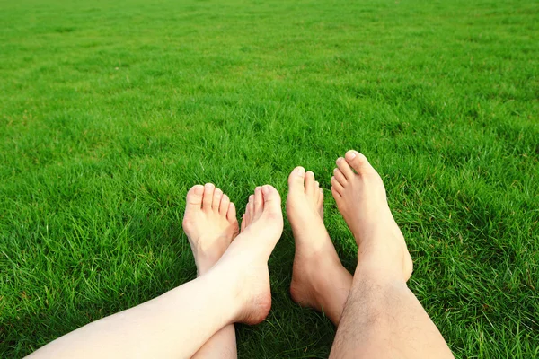 Casal Relaxante descalço — Fotografia de Stock