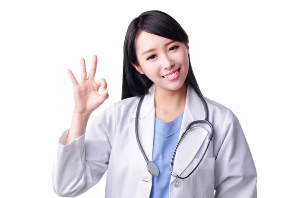 Sorriso donna medico pollice in su — Foto Stock