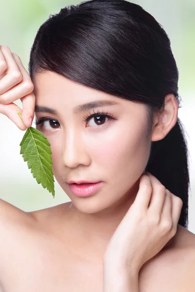 Woman holding green leaf — Stock Photo, Image