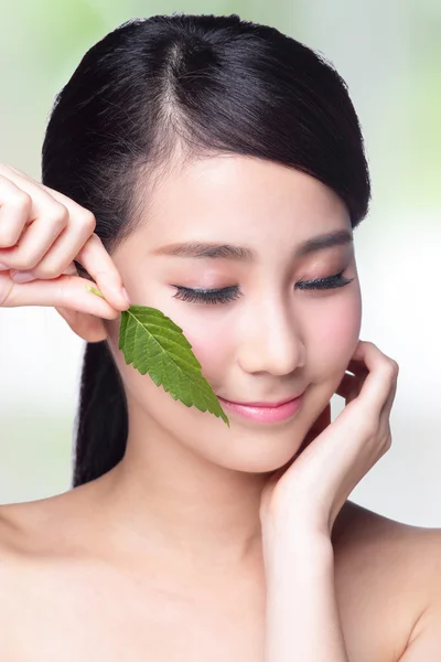 Woman holding green leaf — Stock Photo, Image