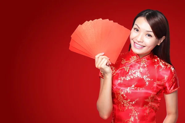 Woman holding red envelopes — Stock Photo, Image