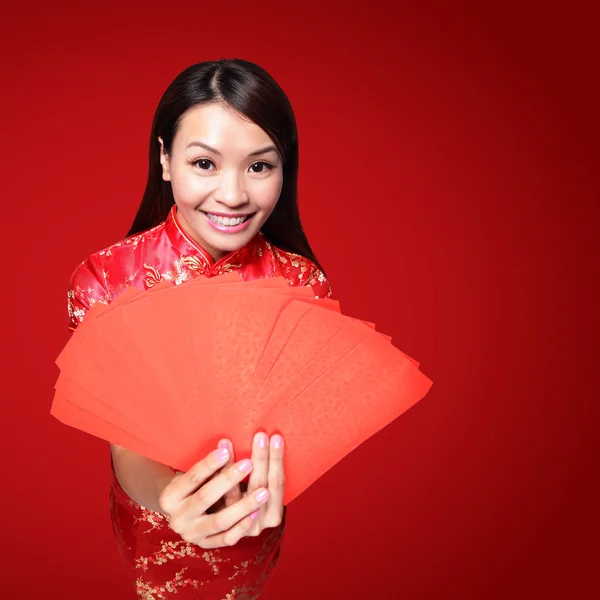 Woman holding red envelopes — Stock Photo, Image