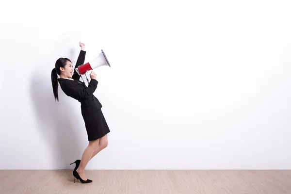 Mujer de negocios hablando en megáfono — Foto de Stock