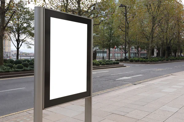 Blanco reclamebord in bushalte — Stockfoto